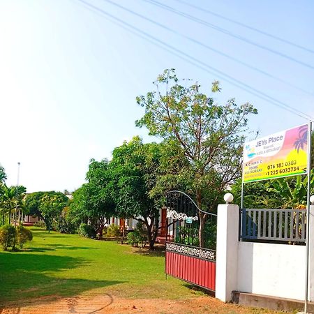 JEYs Place Nilaveli Exterior foto