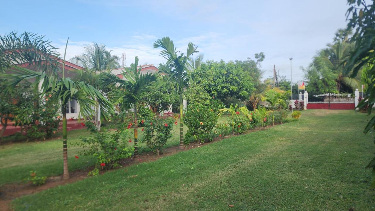 JEYs Place Nilaveli Exterior foto